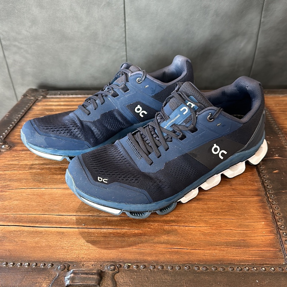 On Cloud Running Shoe - image 4